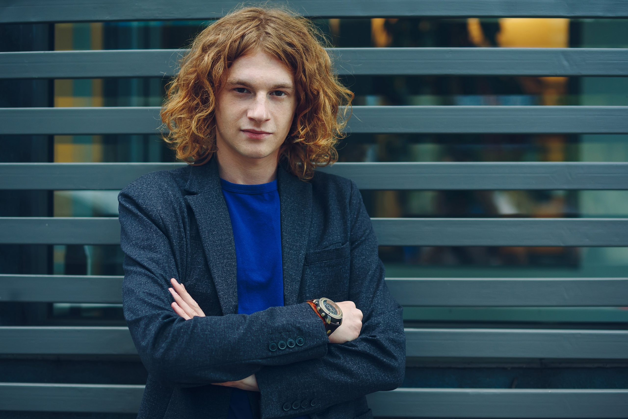 homem cheveux bouclé qui se branle tous les jours 